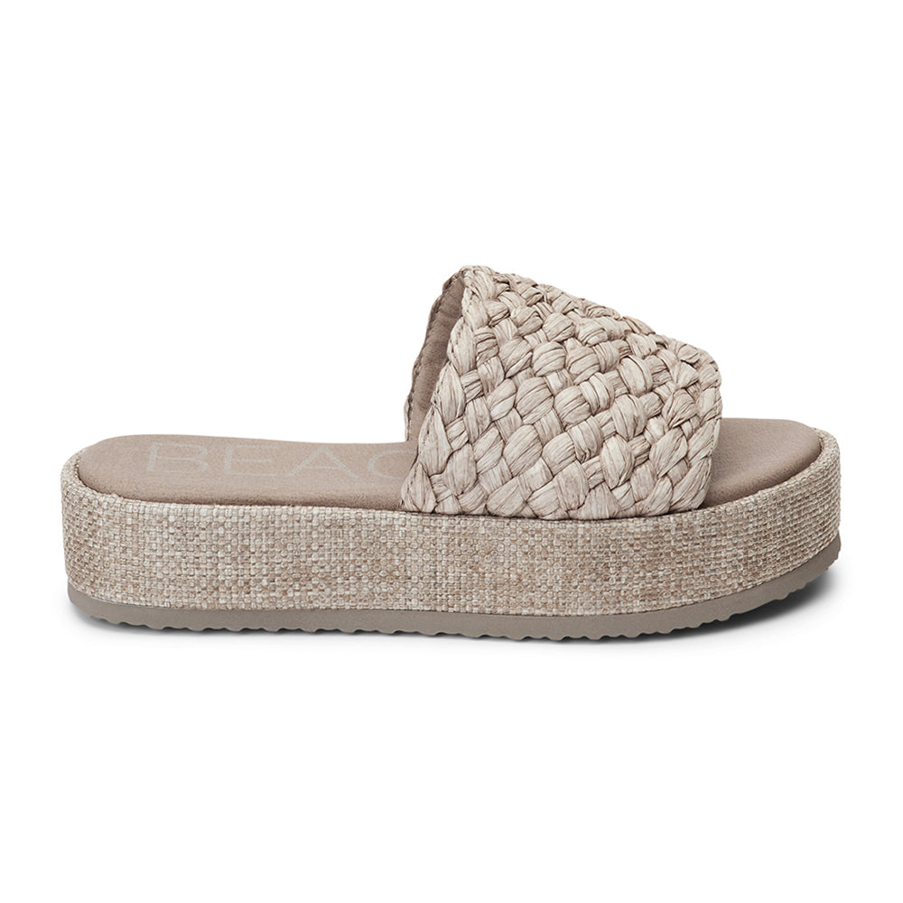 A laid-back staple, these natural raffia platform sandals feature a woven upper and a cushioned footbed. The textured platform sole adds subtle height while keeping things comfortable.