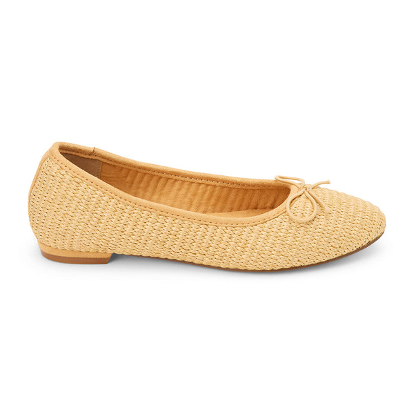 Donna Ballet Flat – Beach By Matisse – Natural raffia ballet flats with a rounded toe, delicate bow detail, and elasticized topline. A breezy, feminine essential for effortless warm-weather styling.