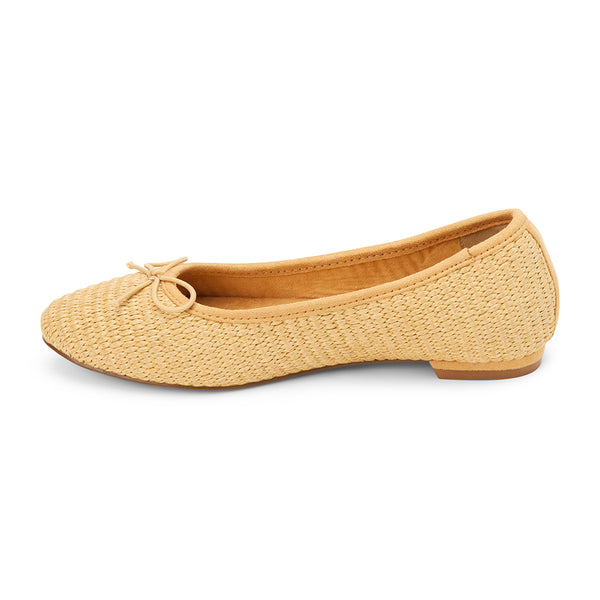 Donna Ballet Flat – Beach By Matisse – Natural raffia ballet flats with a rounded toe, delicate bow detail, and elasticized topline. A breezy, feminine essential for effortless warm-weather styling.