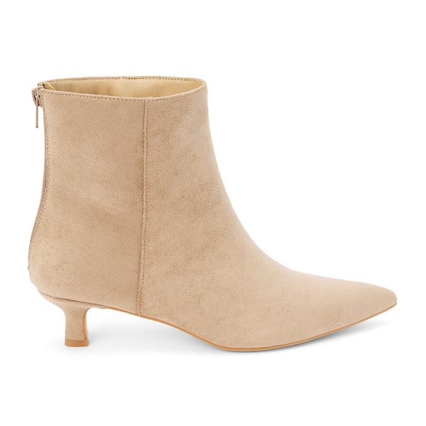 Genesis Vegan Ankle Boot – Beach by Matisse – pointed-toe ankle boot with low kitten heel in light beige faux suede.