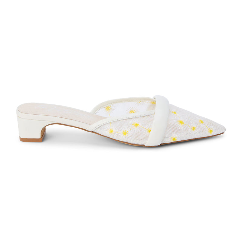 Kellan Heeled Mule – Matisse Footwear – White mesh mule with embroidered yellow daisies, pointed toe, and low block heel. A whimsical and airy silhouette perfect for sun-soaked occasions and breezy summer style.