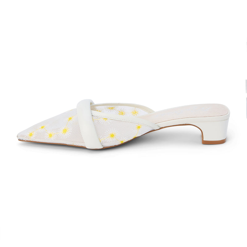 Kellan Heeled Mule – Matisse Footwear – White mesh mule with embroidered yellow daisies, pointed toe, and low block heel. A whimsical and airy silhouette perfect for sun-soaked occasions and breezy summer style.