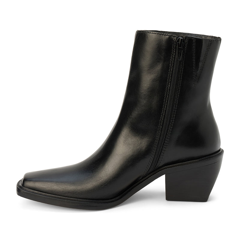 Nicolas Ankle Boot – Lenore by Matisse – Black leather ankle boot with block heel and squared toe silhouette