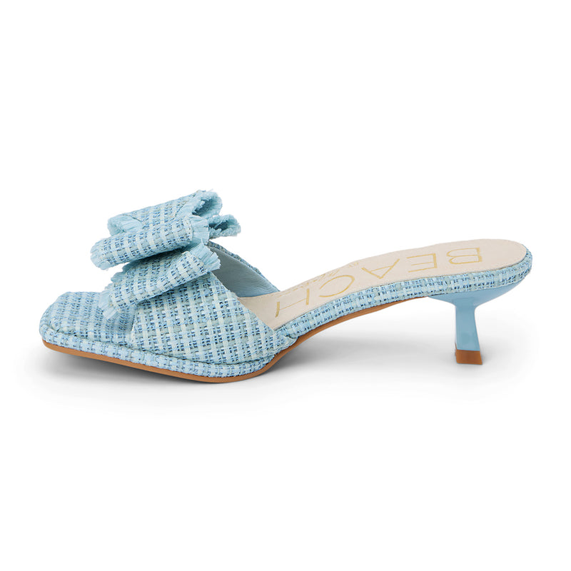 Penelope Heeled Sandal – Beach By Matisse – Powder blue raffia kitten heels with a flared heel and oversized layered bow detail. A playful yet polished slide for garden parties, brunches, and summer soirées.