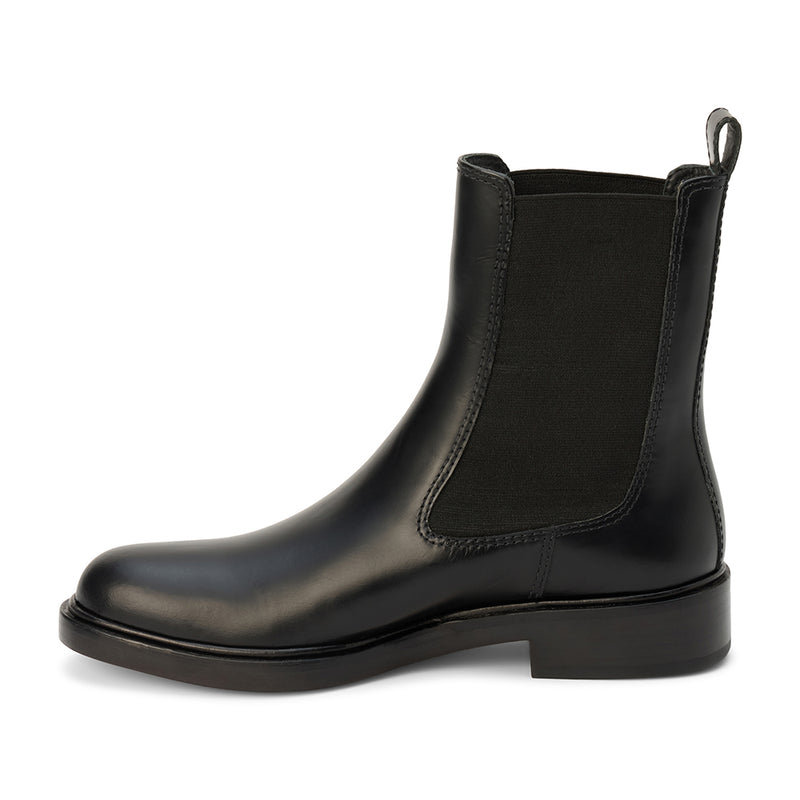 Thomas Chelsea Boot – Lenore by Matisse – Black leather ankle boot with elastic side panels and classic round toe silhouette.