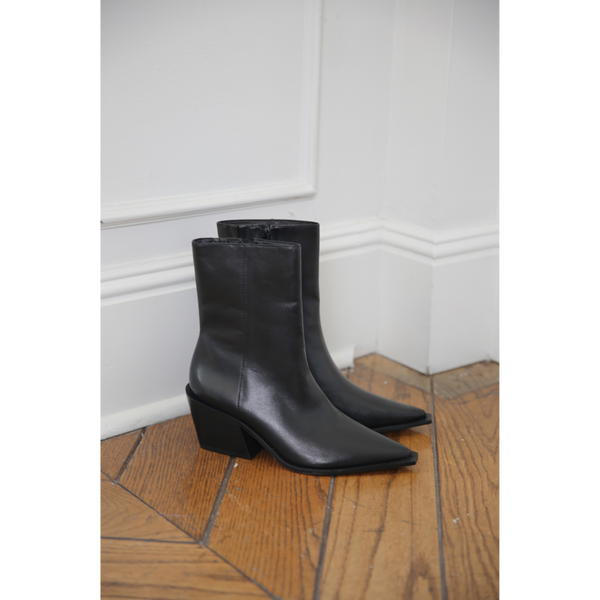 Cleo Ankle Boot – Matisse Footwear – Black leather boot with pointed toe, mid-height shaft, and sculpted western heel.