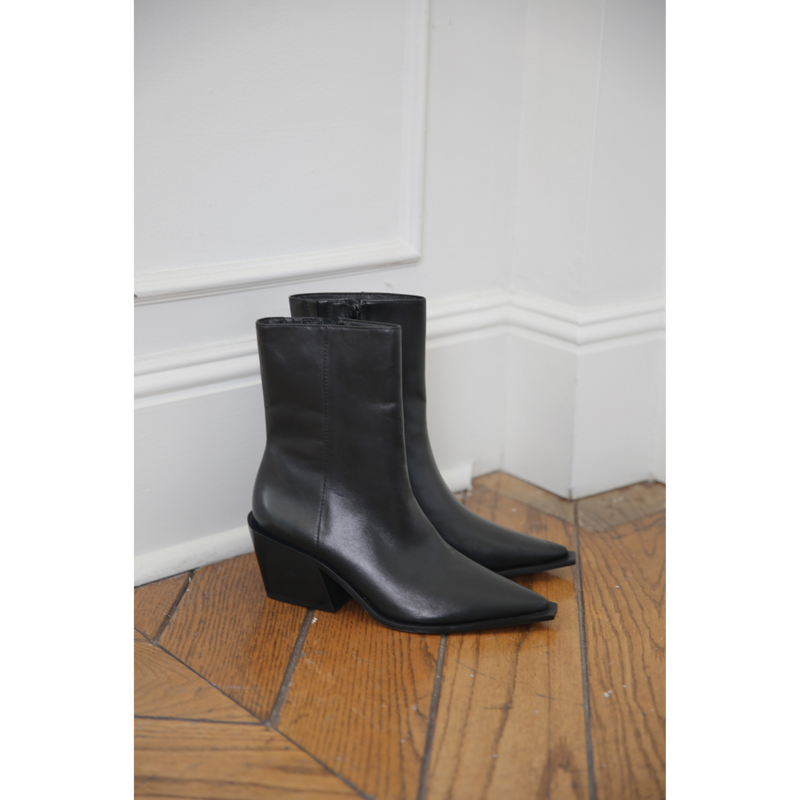 Cleo Ankle Boot – Matisse Footwear – Black leather boot with pointed toe, mid-height shaft, and sculpted western heel.