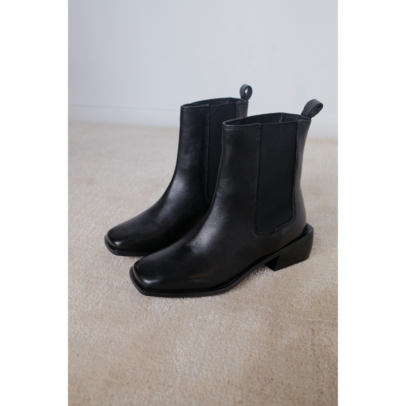Effie Chelsea Boot – Coconuts by Matisse – Black leather Chelsea boot with elastic side panels and stacked wood heel.