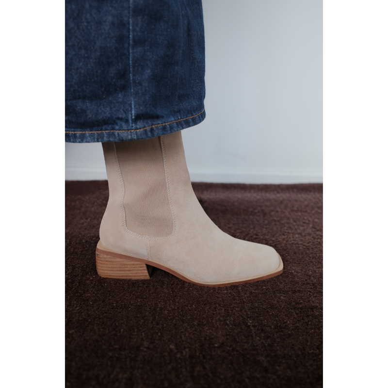 Effie Chelsea Boot – Coconuts by Matisse – Light beige suede Chelsea boot with elastic side panels and stacked wood heel.