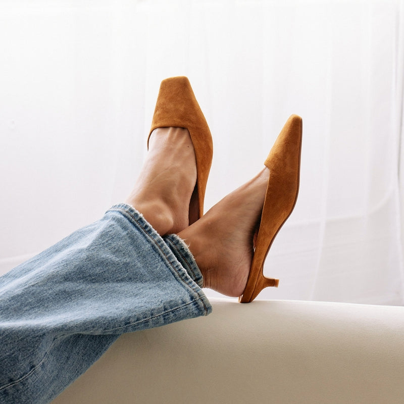 Classy Heeled Mule – Matisse Footwear – Golden brown suede mules with a softly squared toe and a petite kitten heel. A refined silhouette that adds understated elegance to everyday looks or evening edits.