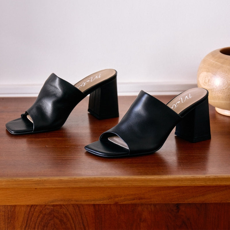 Kensington Heeled Sandal – Matisse Footwear – Black leather sandal with a wide vamp strap, open square toe, and chunky block heel. A modern minimalist silhouette perfect for everyday polish or occasion wear.