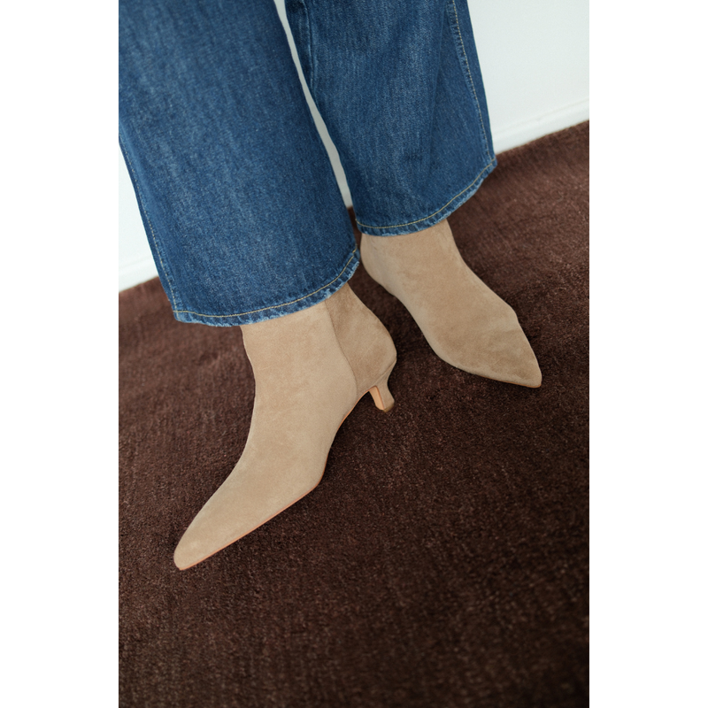 Genesis Vegan Ankle Boot – Beach by Matisse – pointed-toe ankle boot with low kitten heel in light beige faux suede.