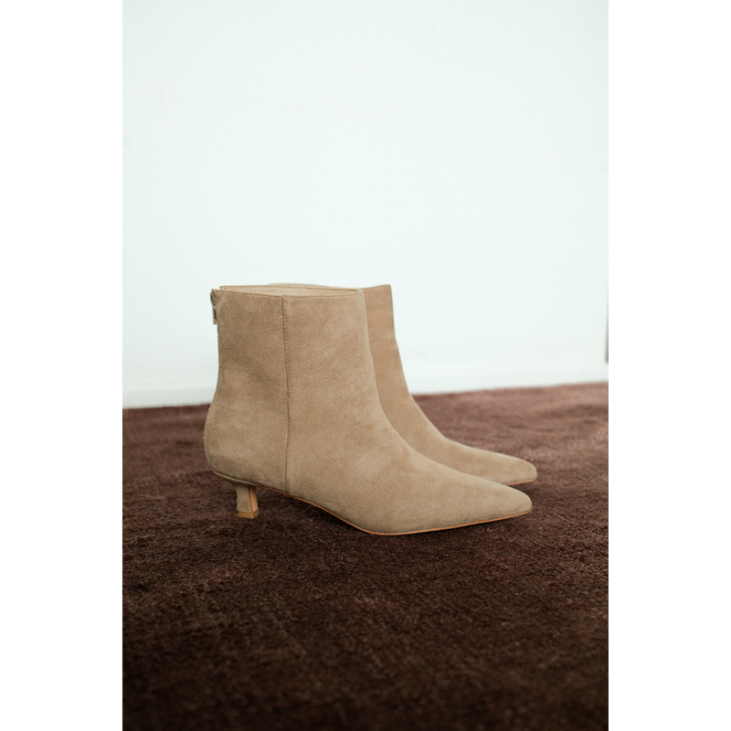 Genesis Vegan Ankle Boot – Beach by Matisse – pointed-toe ankle boot with low kitten heel in light beige faux suede.