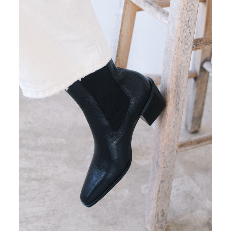 George Chelsea Boot – Matisse – Black leather ankle boot with stretch side panels and sculpted block heel.